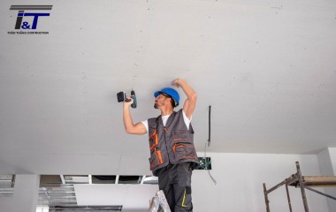 Thi công trần thạch cao đẹp, gạch ốp tường